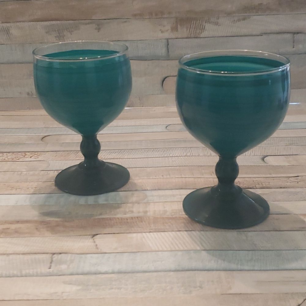 💙💙💙Pair of hand painted green wine/water glasses